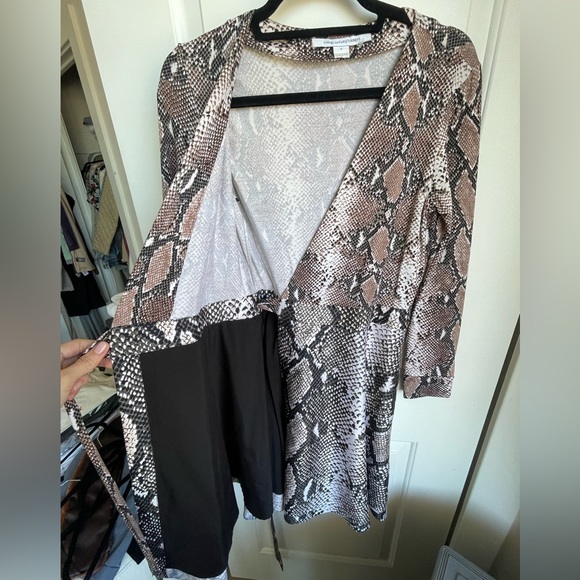 Diane Von Furstenberg Snake Print Wrap Dress with Pockets - Picture 10 of 11